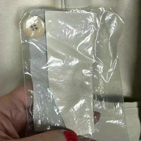 Overland Leather Jacket Womens Cream 6 Fully Lined 4 Button Closure Chic Gorg - Picture 7 of 10